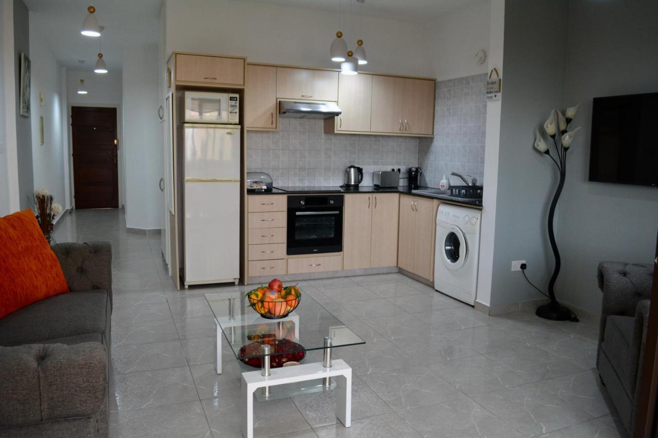 Queens Gardens - Kato Paphos - Next To Kings Ave Mall --- By Yiota Exteriör bild