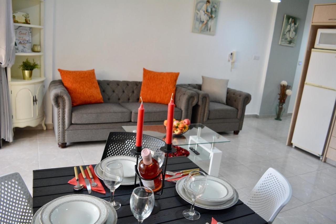 Queens Gardens - Kato Paphos - Next To Kings Ave Mall --- By Yiota Exteriör bild