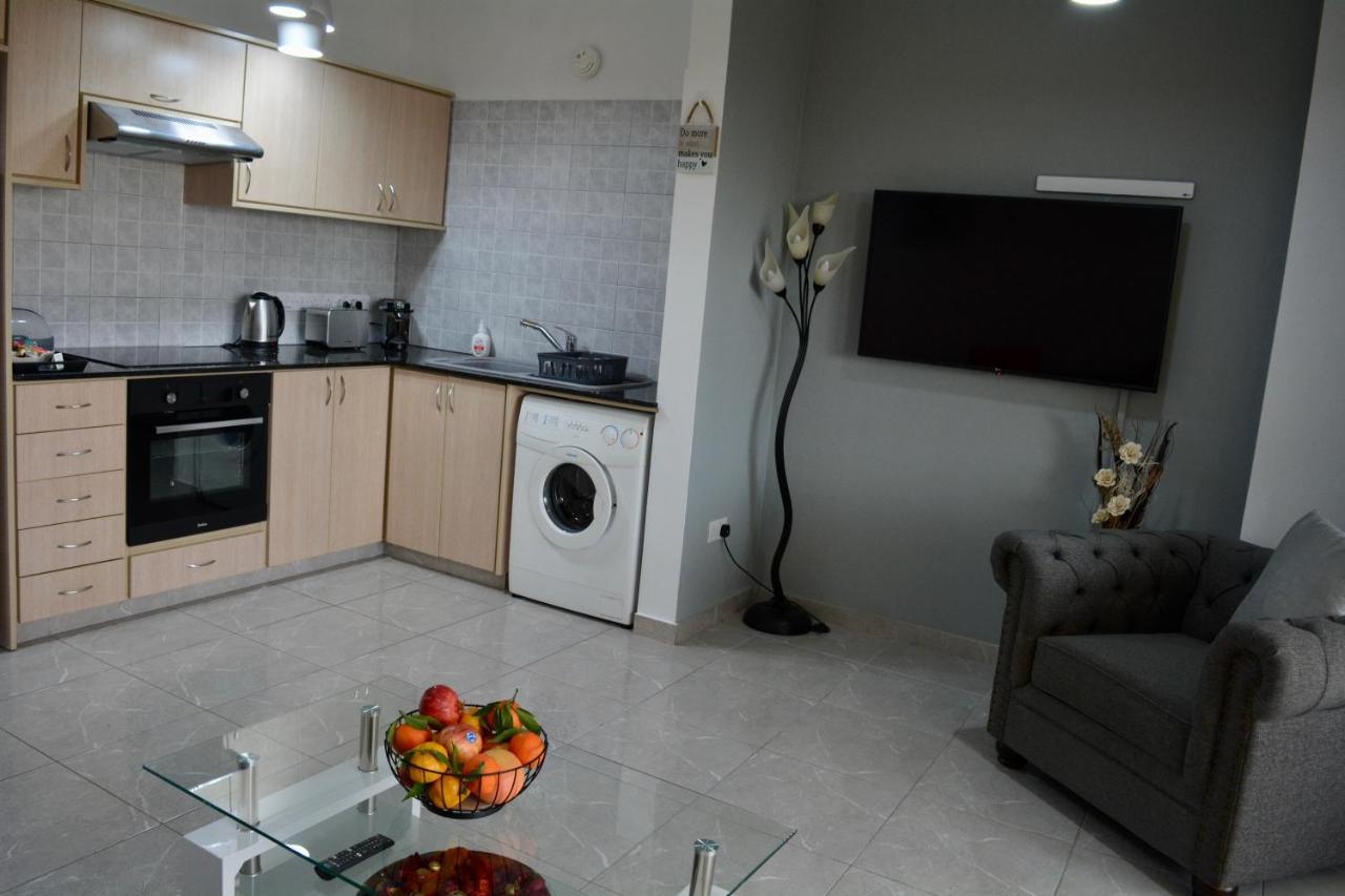 Queens Gardens - Kato Paphos - Next To Kings Ave Mall --- By Yiota Exteriör bild