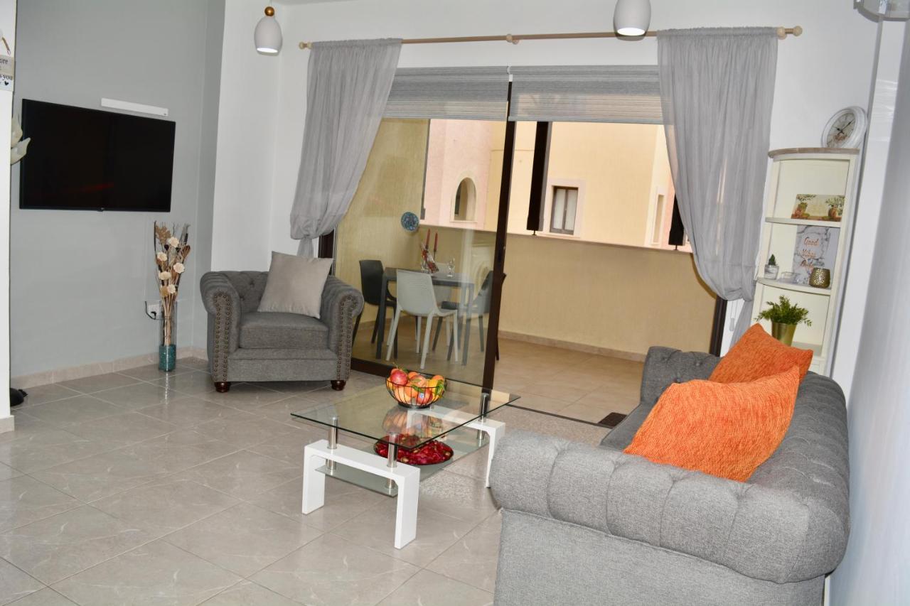 Queens Gardens - Kato Paphos - Next To Kings Ave Mall --- By Yiota Exteriör bild