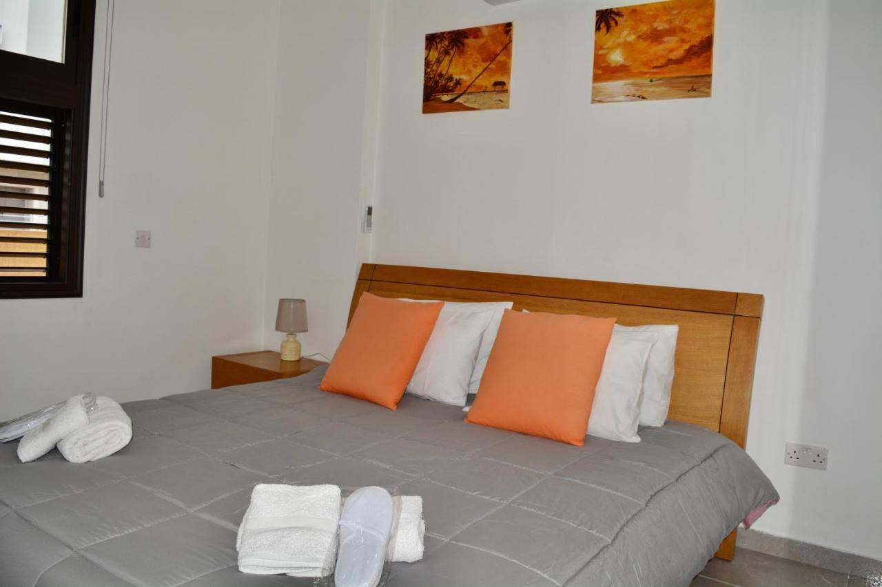 Queens Gardens - Kato Paphos - Next To Kings Ave Mall --- By Yiota Exteriör bild